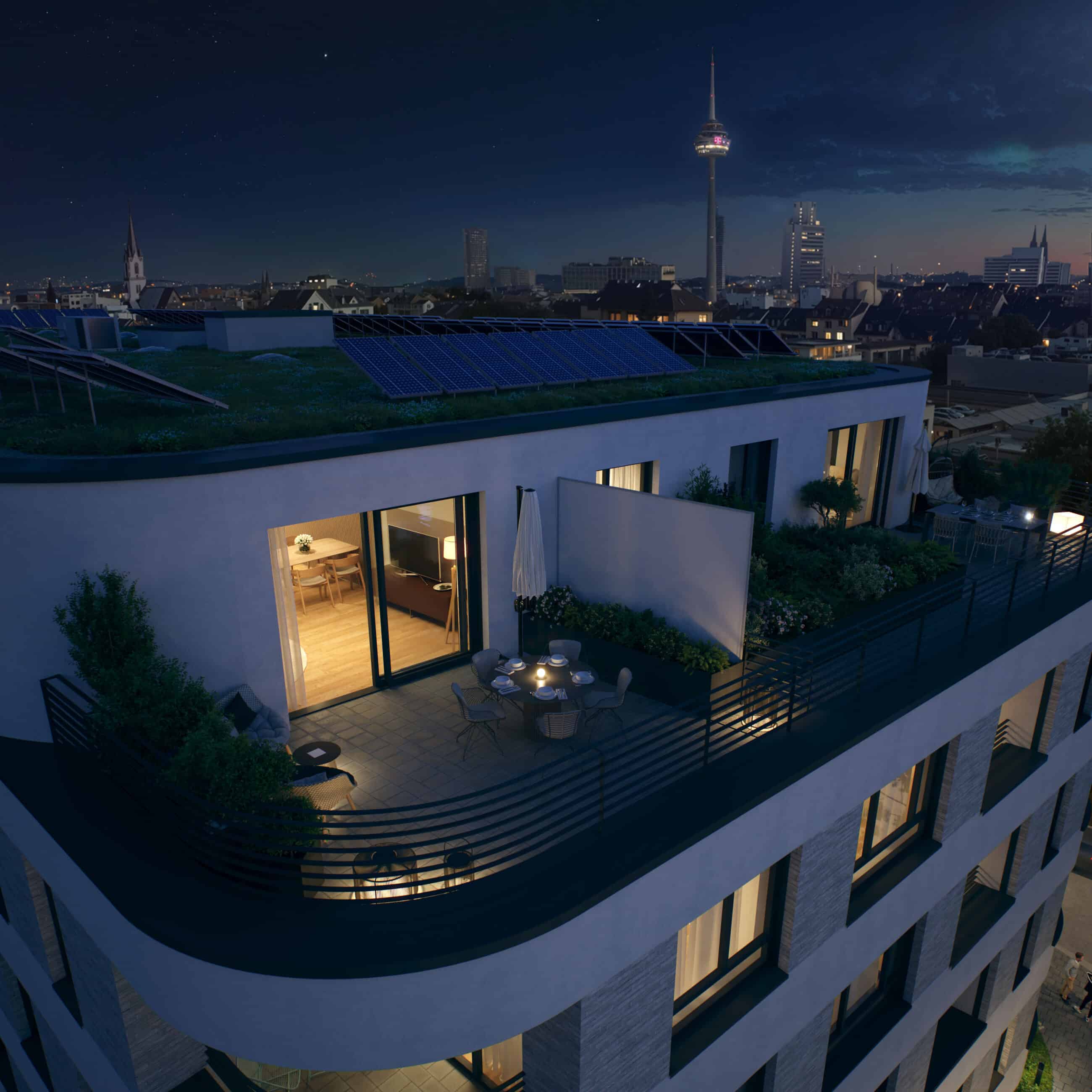 Eine moderne Dachwohnung mit einer großen Terrasse bei Nacht, die mit Gartenmöbeln, Pflanzen und Sonnenkollektoren ausgestattet ist. Im Hintergrund ist die Skyline der Stadt mit beleuchteten Gebäuden und einem Fernsehturm zu sehen.